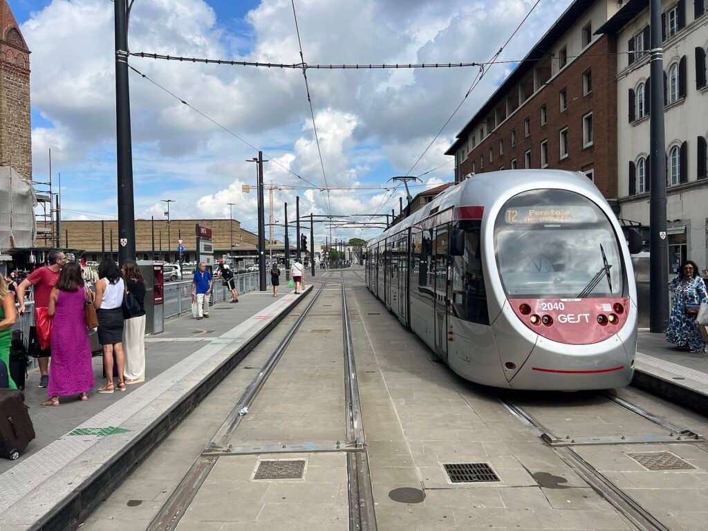 Tramvia T2 alla fermata Unità accanto a Santa Maria Novella, Firenze